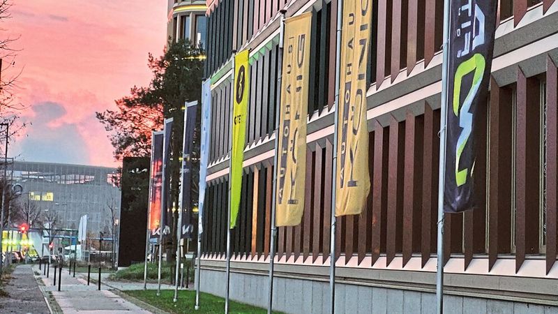 Während viele Gruppen angesichts der unsicheren Rahmenbedingungen derzeit versuchen, sich vor allem über die Entwicklung zusätzlicher Geschäftsfelder krisensicherer aufzustellen, liegt der Fokus des Berliner Autohauses Gotthard König auf der Optimierung der Kostenstruktur. Dabei soll aber keinesfalls die Personalstärke reduziert werden. (Bild: Autohaus König)