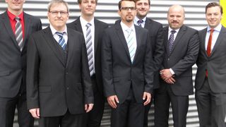 Otto-Kienzle-Preisträger Dipl.-Ing. Benjamin Heß (3.v.l.) mit den anderen Preisträgern und Stipendiaten bei der Verleihung. (Bild: IMU)