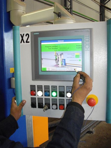 Am Bedienpult der Anlage sind die Programme für die Schweißprozesse hinterlegt. Die Anlage lässt sich einfach mit Touch-Funktion steuern.  (Bild: Carl Cloos)