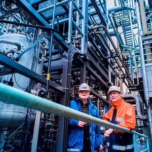 Kokerei-Chef Peter Liszio (r.) und Dr. Holger Thielert von ThyssenKrupp Industrial Solutions haben das Gemeinschaftsprojekt auf den Weg gebracht. „Was liegt näher als aus Gas, das ohnehin anfällt, etwas Neues herzustellen, das sich verkaufen lässt“, fasst Dr. Thielert zusammen.