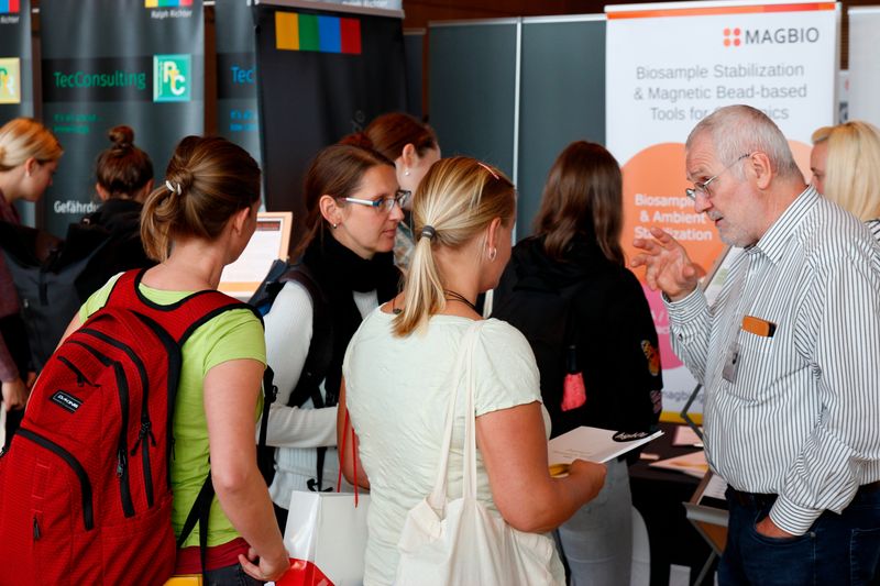 Wer einmal auf der LAB-SUPPLY war, weiß den direkten Kontakt zu den Vertriebspartnern und die lockeren und informativen Standgespräche zu schätzen.    Mehr Infos zu den kommenden LAB-SUPPLY-Messen finden Sie auf www.lab-supply.info.  (LABORPRAXIS, C. Lüttmann)