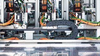 Drei Weiss-Achskombinationen laufen platzsparend auf einer einzigen Linearmotorachse HN 100 und wurden als komplett vormontiertes, einbaufertiges System geliefert. (Weiss)