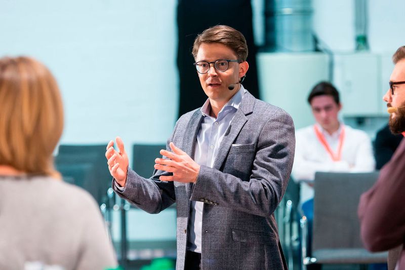 Im Businesstalk zu dem Thema „Was bedeuten Innovationen für den Handel?“ sprach Matthias Bauer, CEO der Vogel Communications Group, über Veränderungen in der Kommunikationsbranche. (Bild: Stefan Bausewein)