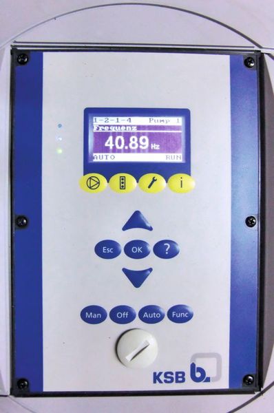 Bild 4: Das Display der stufenlos arbeitenden Drehzahlregelung zeigt an, dass die Pumpe gerade mit einer Frequenz von 40,89 Hz läuft. Im Verhältnis zur Drehzahlfrequenz bei Volllast (50 Hz) bedeutet dies, dass die Drehzahl rund 20% geringer ist und sich die elektrische Leistungsaufnahme um rund 46% verringert.  (Bild: KSB)