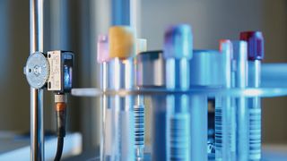 Transparent, rund und glänzend: Für Rotlichttaster eine schwierige Aufgabe, für Bluelight-Sensoren kein Problem. (Sensopart)