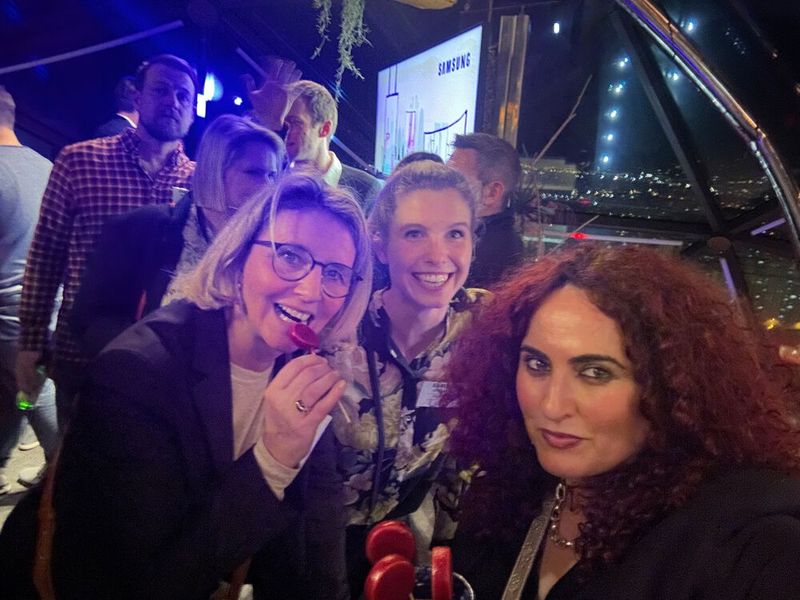 Besa und Melina Policke (Nordland) denken sich: Steffi wird erst nach dem Biss erfahren, dass es ein Fisch-Lolli ist! (Bild: Vogel IT-Medien)