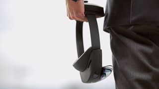 Transformation im Mittelstand:  Mit der HoloLens 2 von Microsoft bekommen mittelständische Unternehmen die Möglichkeit, digitale Inhalte in einer physich-realen Umgebung zu transportieren. (Bild: Microsoft)