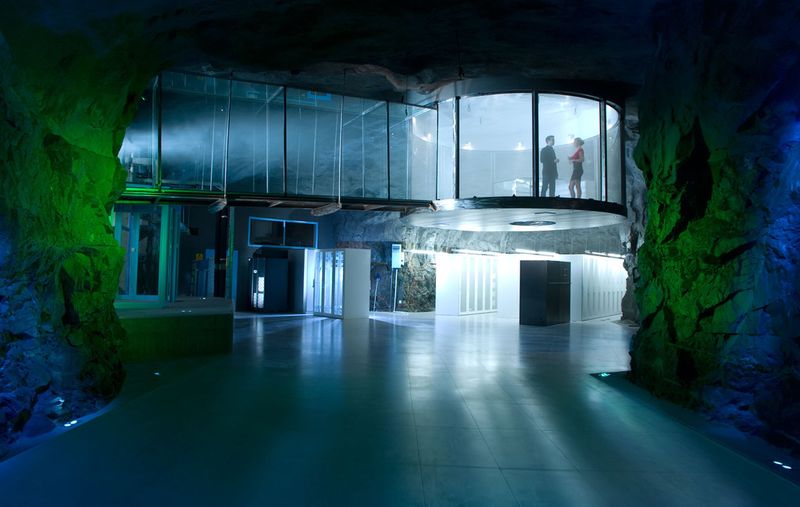 Pionen White Mountains ist das größte Rechenzentrum des schwedischen Internet Service Providers Bahnhof AB. Es wurde in einem ehemaligen Zivilschutzbunker eingerichtet und befindet sich unter rund 30 Metern Fels unterhalb des Parks „Vita bergen (Weiße Berge)“ im Stockholmer Innenstadtbezirk Södermalm. (www.bahnhof.net)