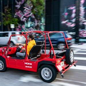 Mehrere Vermieter haben den windigen Winzling für eine Handvoll Dollar zum Inselhopping im Angebot. Allerdings handelt es sich dabei meist um elektrifizierte Nachbauten aus China.(Bild:  BMW)