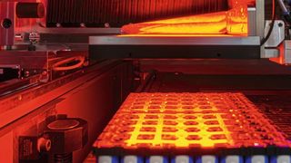 Blick ins Innere des Laserschweißsystems. Links im Bild: eine Linearachse mit zwei Führungen, die rechte davon mit integriertem Wegmessystem IMScompact. (Bild: RMA)