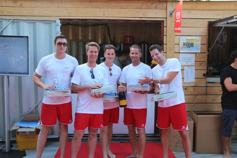2. Platz: der Gastgeber „Fun4You“ der VC Distribution von Fujitsu musste sich wie im letzten Jahr geschlagen geben (v. l.): Julius Berger, Mike Kaczmarczyk, Sven Langhals, Heiko Lühr und Max Schulze-Berl (Bild: Fujitsu)