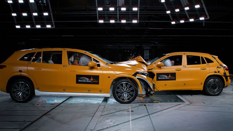 Mit jeweils Tempo 56 stießen die beiden E-Autos zusammen. (Bild: Mercedes-Benz)