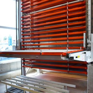 Ein Hubwerk bringt die Paletten automatisch zum entsprechenden Lagerfach. Es stellt die benötigten Artikel dabei nach dem Prinzip „Ware zum Mann“ bereit.(Bild:  Kasto)