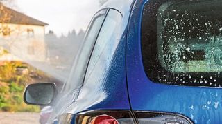 Die Schutzklasse IP67, die für viele elektronische Komponenten im Fahrzeug gilt, gibt vor, wann ein Bauteil die Anforderung an den Schutz gegen Wassereintritt erfüllt. Es ist allerdings nicht trivial, IP67 in eine sinnvolle Leckrate für die Prüfung im Fertigungsprozess zu übersetzen.  (gemeinfrei)