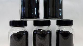 Biosorb: Fraunhofer-Forschende wollen Aktivkohle durch proteinhaltige, nachwachsende Rohstoffe ersetzen. (Fraunhofer Umsicht)