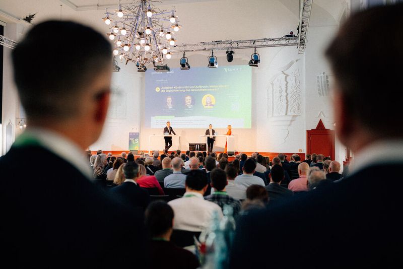 Im weiteren Verlauf hatten die Teilnehmenden die Wahl, etwa zwischen dem Dialog von Dr. Florian Fuhrmann und Philipp Müller „Zwischen Kontinuität und Aufbruch: Wohin steuert die Digitalisierung des Gesundheitswesens?“ ... (Bild: WACH Studio GmbH)