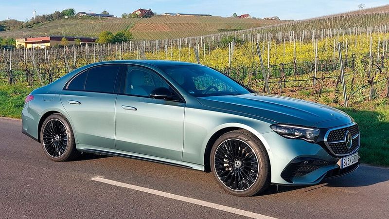 1. Das Design: Wer E sagt, muss nicht S sagen. Wer keinen gesteigerten Wert auf die große Beinfreiheit im Fond legt, die die S-Klasse bietet, ist mit der E-Klasse bestens bedient. Das Design der E-Klasse ist gelungen. Zu den auffälligsten Designmerkmalen zählen die langgestreckte Motorhaube, die nach hinten versetzte Passagierkabine und der dreidimensional wirkende Kühlergrill. (Bild: Mauritz – VCG)