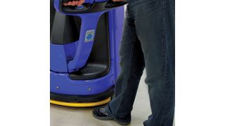 Bei Berührung löst die aktive Fußschutzleiste über ein integriertes Druckprofil und einen Drucksensor eine automatische Sicherheitsabschaltung aus. Das Fahrzeug bremst ab und lenkt gleichzeitig ein Stück in die Gegenrichtung. Ein Überfahren des Fußes soll somit nahezu ausgeschlossen sein. Bild: J. Führ (Archiv: Vogel Business Media)