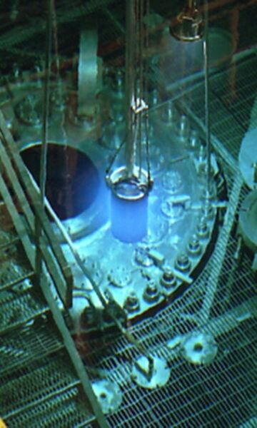 Blaues Leuchten der Tscherenkow-Strahlung im ORNL-Hochflussreaktor während eines Brennstoffwechsels: Intensive Bestrahlung und die nachfolgende chemische Abtrennung und Aufreinigung ergaben das Berkelium-Targetmaterial für das Experiment zu Element 117. (Bild: Oak Ridge National Laboratory (ORNL))