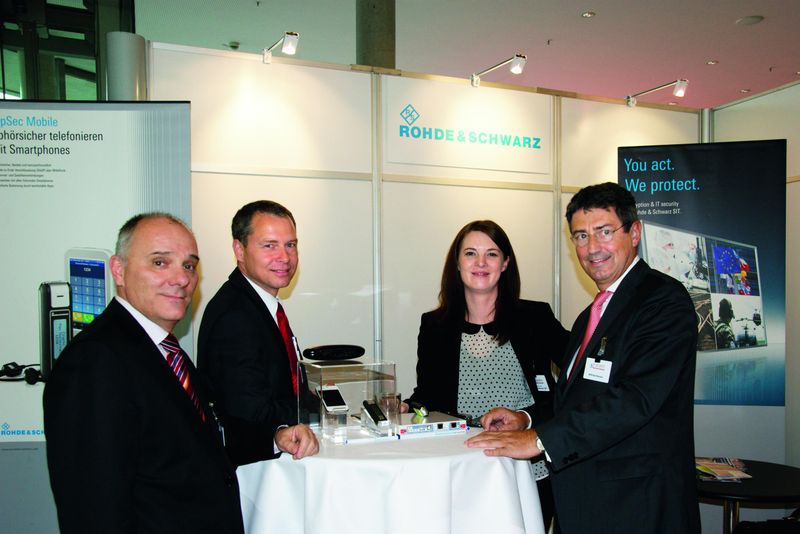 BYOD und Mobile Security: Rechtsanwalt Wilfried Reiners (re.) am Stand von Rohde & Schwarz. (IT-BUSINESS Akademie)
