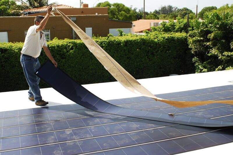 Nach dem gleichen Prinzip funktionieren Dünnschichtmodule. Sie bestehen nicht aus massiven Siliziumplatten, sondern ihr Komponenten werden auf variable Trägerstoffe aufgedampft oder -gedruckt. Daher können sie preiswert hergestellt und physisch flexibel verarbeitet werden. Ihr Wirkungsgrad ist geringer als bei kristallinen Modulen, deshalb sind sie für Projekte ideal, bei denen der Flächenverbrauch nachrangig ist. (Foto: commons.wikimedia.org /Fieldsken (CC BY-SA 3.0))