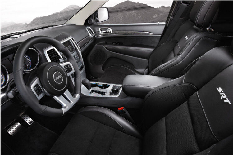 Bei Jeep nur im SRT-Cockpit zu finden: eine Anzeige für Performancedaten wie Quer- und Längsbeschleunigung, Motorleistung, Drehmoment, Beschleunigungswert, Bremswert sowie erweiterte Motordaten. (Auto-Medienportal.Net/Fiat)