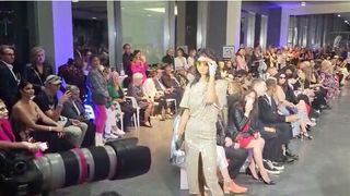 Die Zentrale des Autohauses Gotthard König verwandelte sich in eine große Bühne für eine Modenschau im Rahmen der Berliner Fashion Week 2022. (Bild: Autohaus Gotthard König)