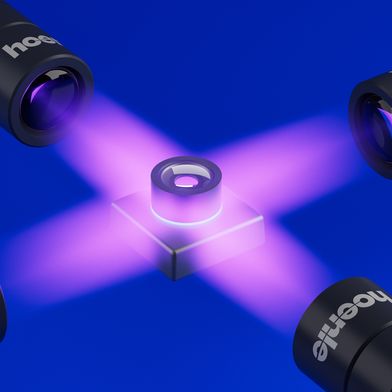Die kompakten LED-UV-Köpfe der Bluepoint LED Eco eignen sich besonders für das Aushärten von Klebstoffen im Active Alignment. (Bild: Hoenle)