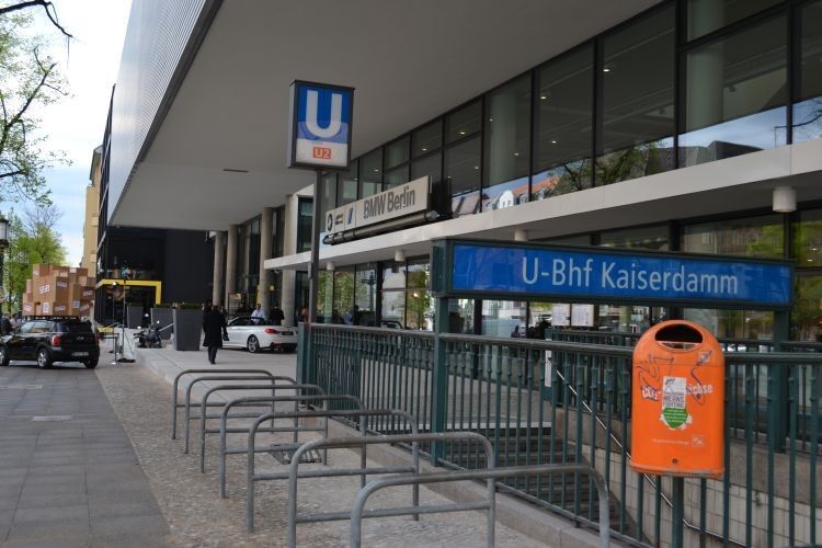 Der U-Bahn-Anschluss liegt vor der Haustür der BMW-Niederlassung. (Foto: Hiemann)