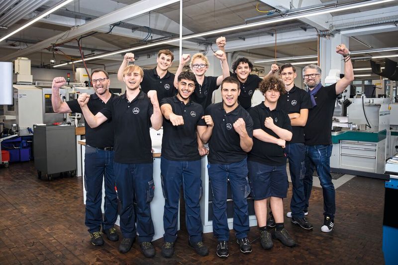 Die Zukunft der Jato-Düsenbau AG: Das gesamte Ausbildungsteam vom ersten bis zum vierten Lehrjahr plus Geschäftsführer Roland Häfliger (re.). Mit Urs Mathis (Berufsbildner, li.) macht das Team fast ein Drittel der Belegschaft aus und bringt mitunter sehr gute Stimmung ins Unternehmen! (Bild: Thomas Entzeroth)