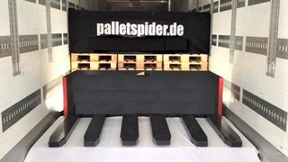 Schneller aufgegabelt! Hier blickt man auf die sechs Gabeln des Palettenadapters Palletspider. Was das System kann, das Sven Kastner von der Spedition Friedrich Kastner ersonnen und verwirklicht hat, erfahren Sie im nebenstehenden Beitrag. (Spedition Friedrich Kastner)