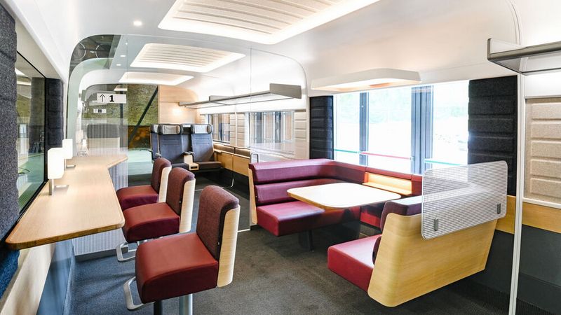 Im Bordrestaurant kommt die Farbe „Burgundy“ zum Einsatz.  (Bild: Deutsche Bahn AG / Max Lautenschläger)