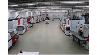 Im Kompetenz-Zentrum der Pero AG in Königsbrunn stehen 15 bis 17 Serien-Reinigungsanlagen, auf denen regelmäßig Testreinigungen von 110 Kundenbauteilen durchgeführt und neueste Technologien präsentiert werden. Darüber hinaus finden hier Schulungen und Validierungen von Maschinenverbesserungen statt. (Bild: Pero)