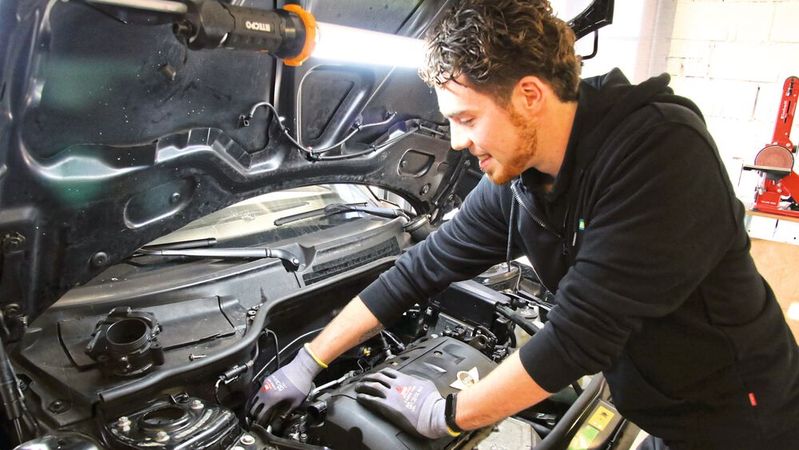 Johannes Hirschbeck (Foto) vom Autohaus Brüller in Bayern belegt zusammen mit Maximilian Beer aus Essen den ersten Platz als bester Kfz-Mechatroniker.(Bild:  Ralf Schmitt)