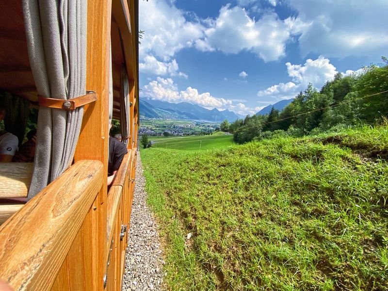 Blick aus dem Holz-Waggon der Standseilbahn am Stanserhorn. (Bild: Anne Richter, SMM)