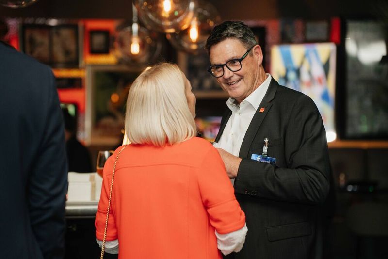 Christoph Jaskolla von Stulz im Gespräch mit Heike Ludwig von Siemens. (Bild: Manuel Emme Fotografie)