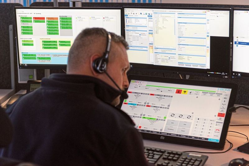Die Leitstelle kann bei Einsätzen mit Hilfe der Software situationsgerechte Entscheidungen schnell treffen. (Bild: Hüttenwerke Krupp Mannesmann)