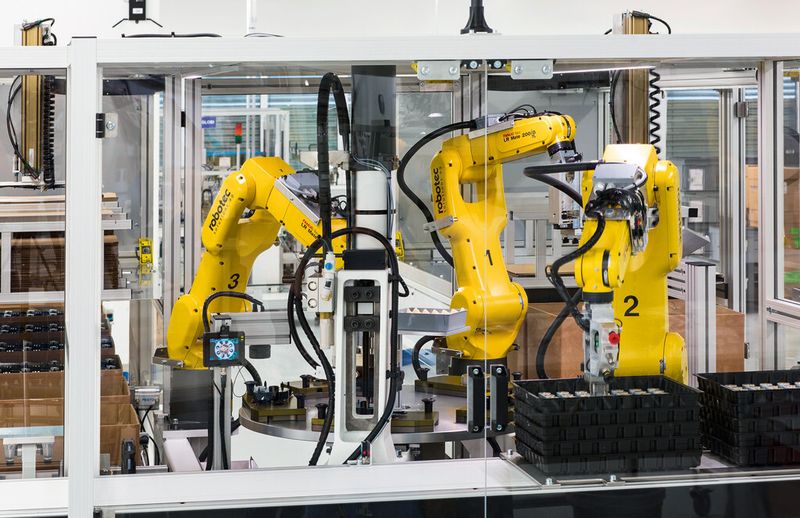 Bei allen drei Robotern in der Zelle handelt es sich um LR Mate 200iD in der Langarmversion mit 7 kg Traglast. Die sechsachsigen Roboter haben in dieser Version eine Reichweite von 911 mm. (Bild: Fanuc)