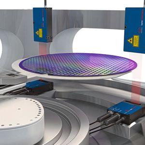 Beim Handling von Wafern ist die exakte und reproduzierbare Positionierung entscheidend, um eine hohe Bearbeitungsqualität sicherzustellen. Laser-Mikrometer optoControl ermitteln die horizontale Lage.(Bild:  Micro-Epsilon)