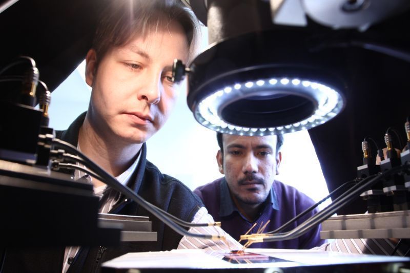 Tino Zillger und Dr. Mozzam Ali vermessen die Eigenschaften der gedruckten Solarzellen an einem Tastspitzenmessplatz des Instituts für Print- und Medientechnik.  (Foto: pmTUC)