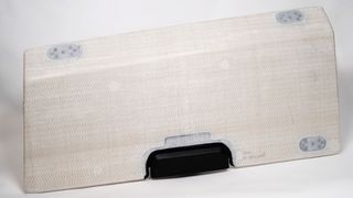 Das zweite Highlight von Engel auf der JEC World ist diese Staufachklappe von Daimler Trucks, die durch das Fraunhofer-IMWS entwickelt wurde. Es handelt sich dabei um ein zunächst thermogeformtes und dann auf einer Engel-Spritzgießmaschine funktionalisiertes Leichtbauteil. (Bild: Engel)