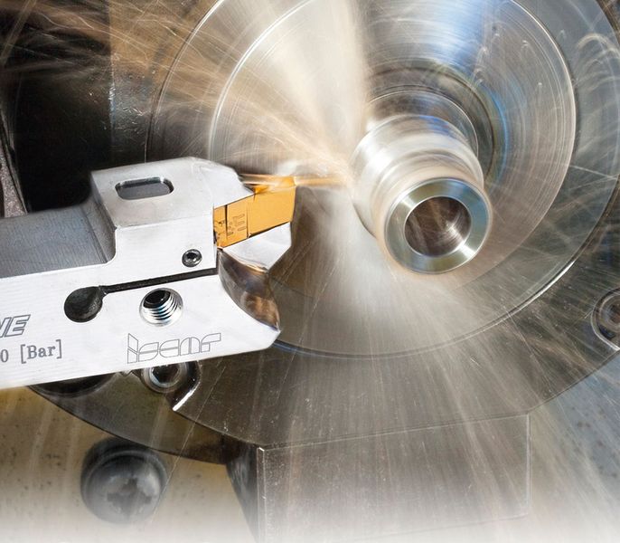 Das neue Stech- und Dreh-Werkzeug mit einzigartigem seitlichem Klemmsystem – speziell entwickelt für Langdreh­maschinen – bietet den Vorteil, dass die Wendeschneidplatte auf der Maschine gewechselt werden kann. (Iscar)