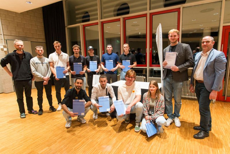 In der FILharmonie in Filderstadt erhielten die neuen Kfz-Gesellen aus Esslingen-Nürtingen ihre Gesellenbriefe.(Bild:  KHS Esslingen-Nürtingen/Peter Dietrich)