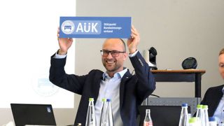 Stefan Meyer, ZDK-Öffentlichkeitsarbeit, präsentiert das neue Zusatzzeichen AÜK. (Bild: Zietz/»kfz-betrieb«)