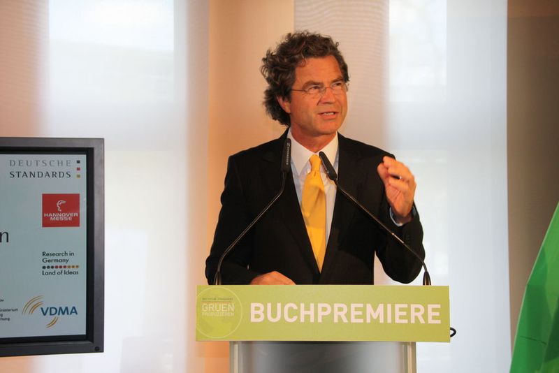 „Deutsche Industrieunternehmen gehören bereits heute zur internationalen Spitzenklasse, wenn es um die großen Herausforderungen Emissionsreduzierung und Ressourcenschonung geht“, sagt Dr. Florian Langenscheidt bei der Buchpremiere „Gruen Produzieren“. (Archiv: Vogel Business Media)
