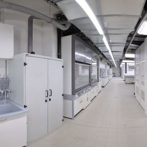 Abb. 1: Übersichtsbild einer der auf 1100 Quadratmeter neu gestalteten Laborfläche mit modularen und flexiblen Einrichtungen. 