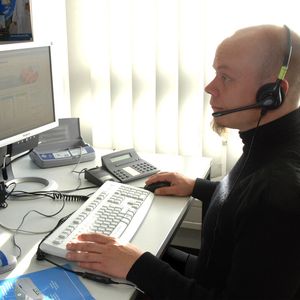 Beim telefonischen Kontakt kommt es auf eine überdurchschnittlich hohe soziale und kommunikative Kompetenz an. Denn oft sind die Anrufer verunsichert, im Umgang mit Technik ungeübt und krankheitsbedingt in ihrer Informationsaufnahme eingeschränkt.