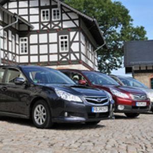 Attraktive Dreier-Bande: (v.li.) Legacy Kombi, Outback und Legacy Limousine (im Anschnitt). Die drei Subaru-Neulinge sollen Mitte September in den Handel kommen. 