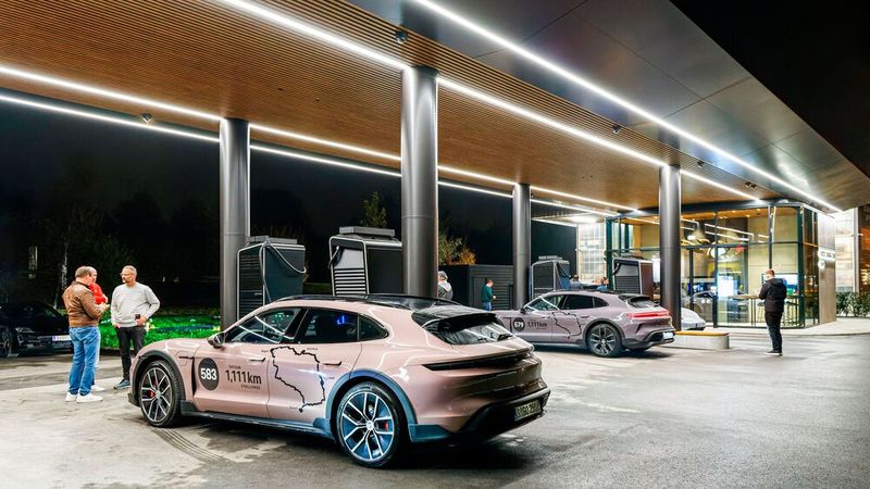 Das Örtchen Koblach hat eine neue Attraktion, die vor allem Elektromobilisten erfreut – eine Porsche Charging Lounge. (Bild: Porsche)