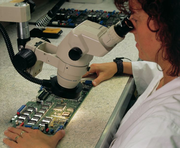 Geschulte Mitarbeiter begutachten kritische Stellen in einer optischen Prüfung (Zollner)